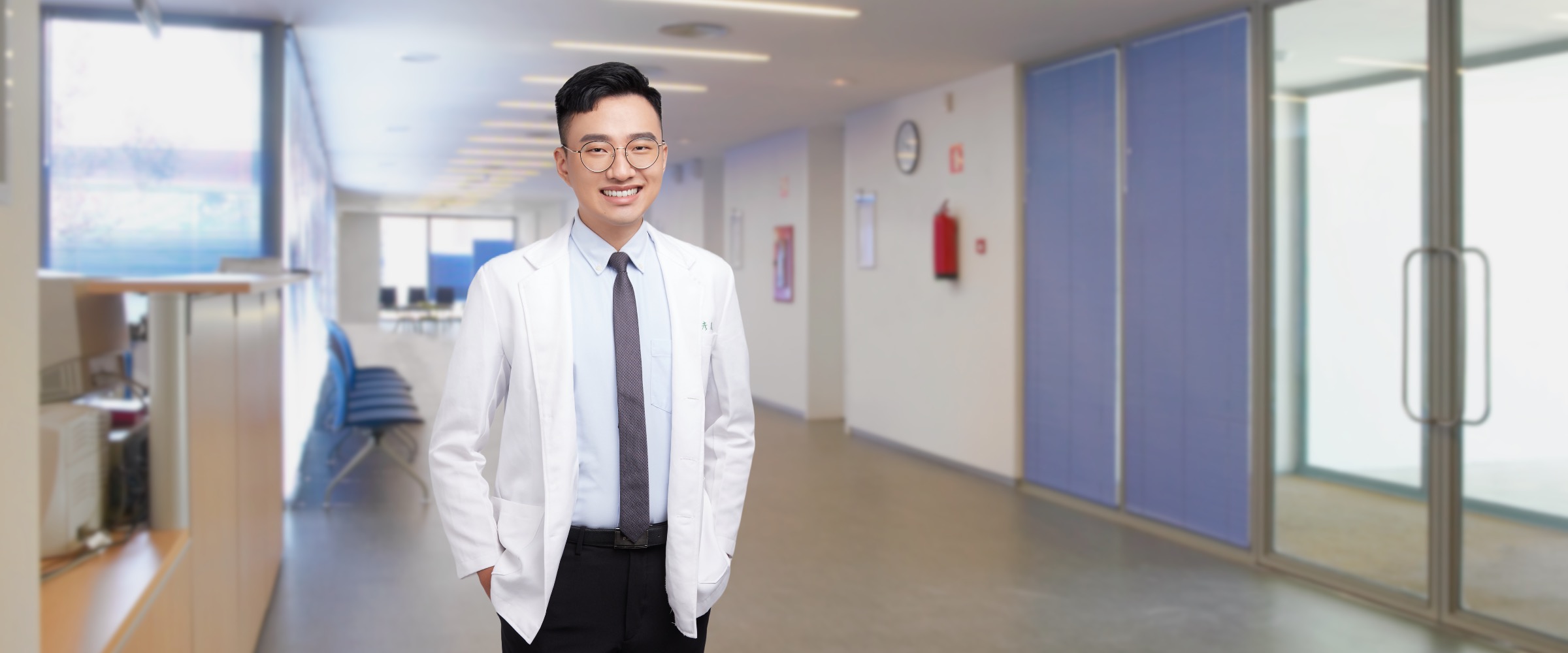 韓彥辰中醫師站在明亮的醫院走廊